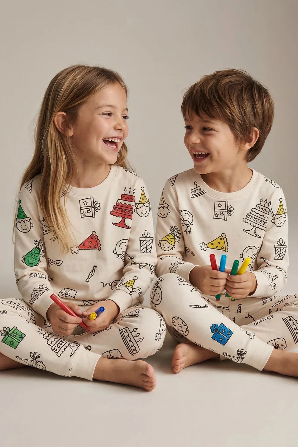 Geburtstag-Ausmalpyjama Set – Inkl. 12 Zauberstifte