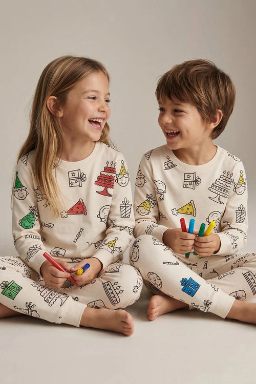Geburtstag-Ausmalpyjama Set – Inkl. 12 Zauberstifte