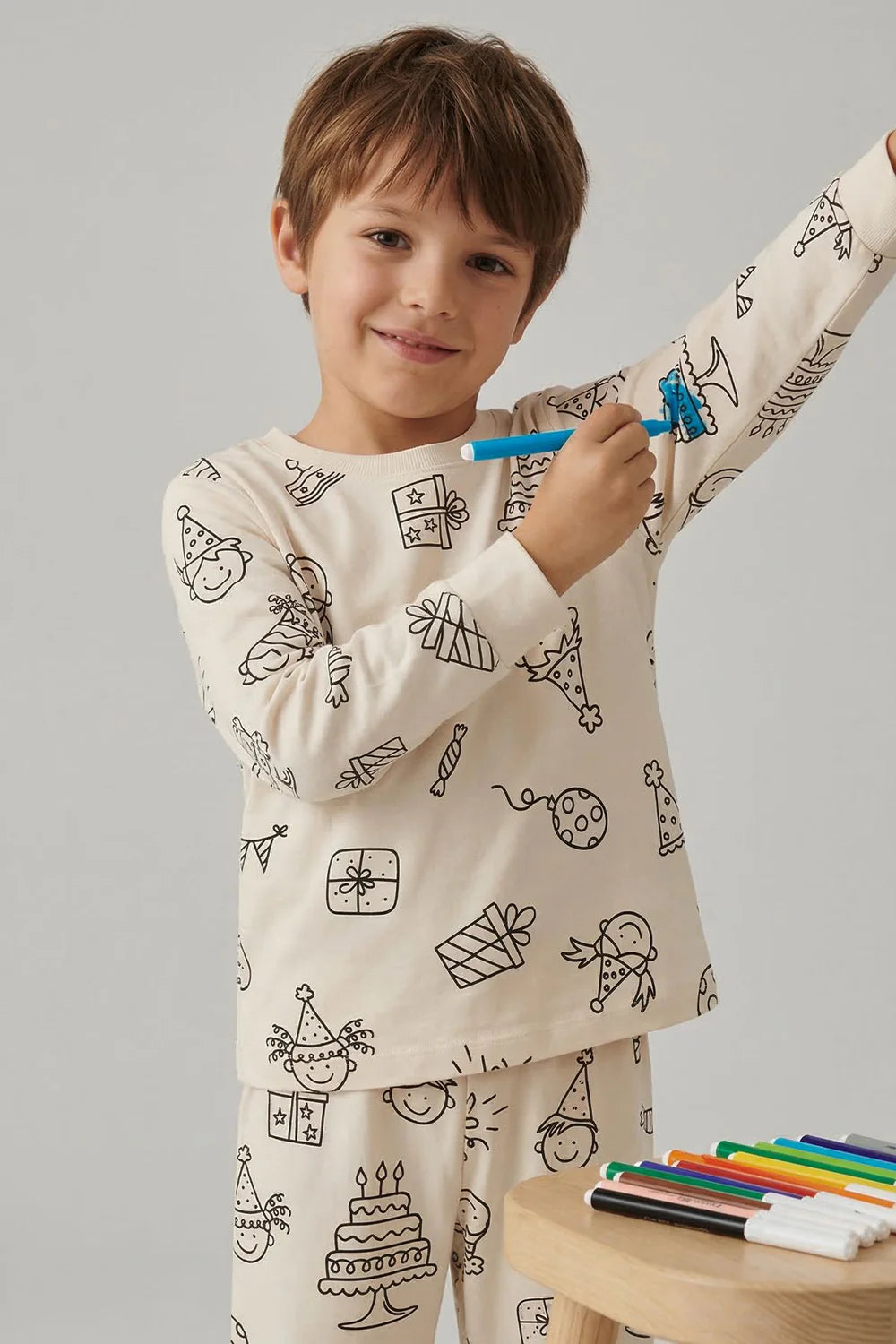 Geburtstag-Ausmalpyjama Set – Inkl. 12 Zauberstifte