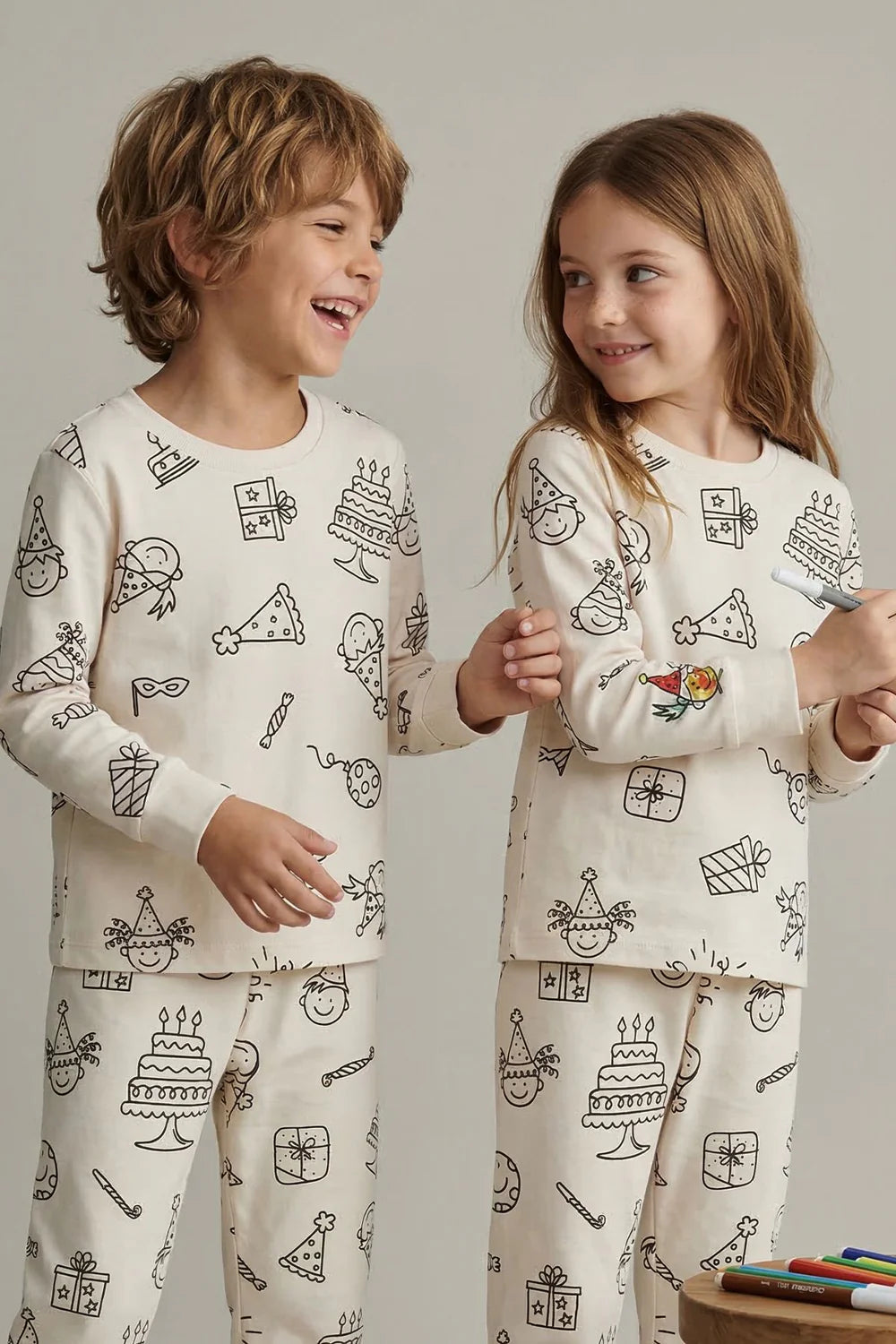 Geburtstag-Ausmalpyjama Set – Inkl. 12 Zauberstifte